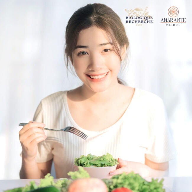 ภาพผู้หญิงกำลังกินอาหารสุขภาพ